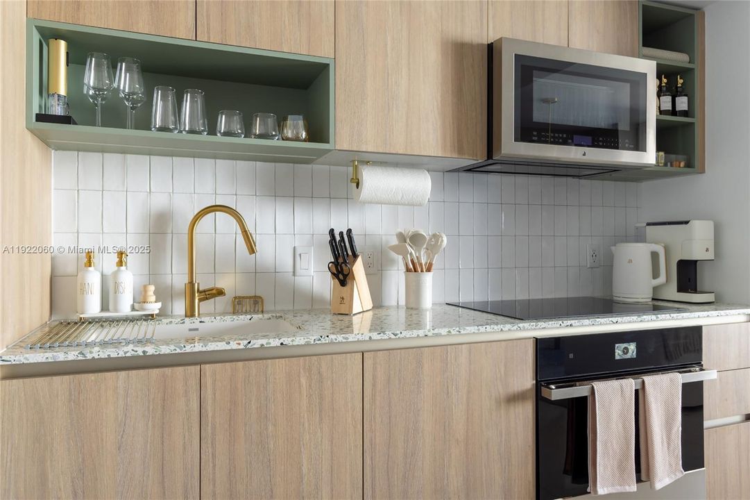 For Sale: $599,000 (1 beds, 1 baths, 588 Square Feet)