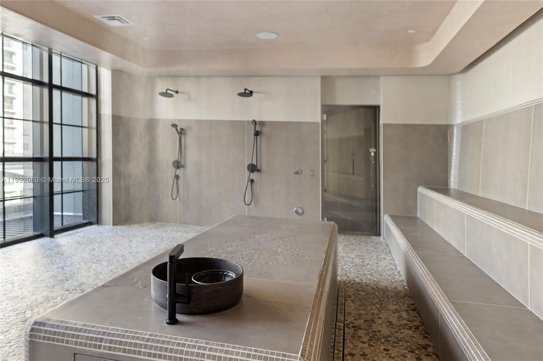 For Sale: $599,000 (1 beds, 1 baths, 588 Square Feet)