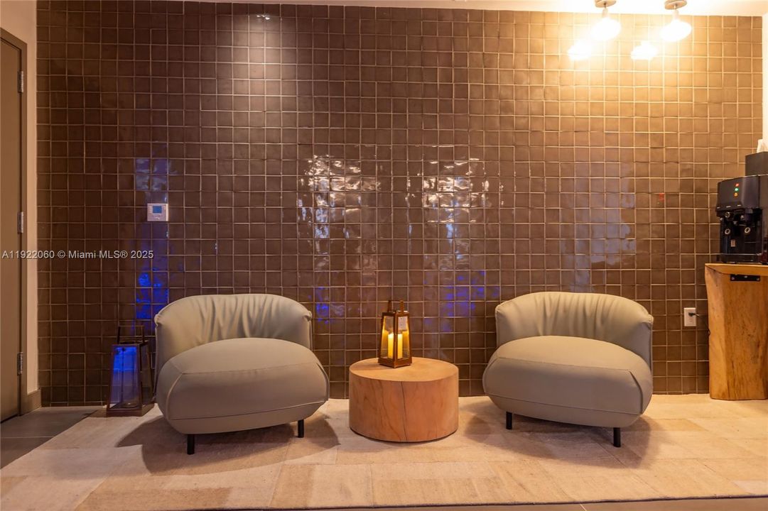 For Sale: $599,000 (1 beds, 1 baths, 588 Square Feet)