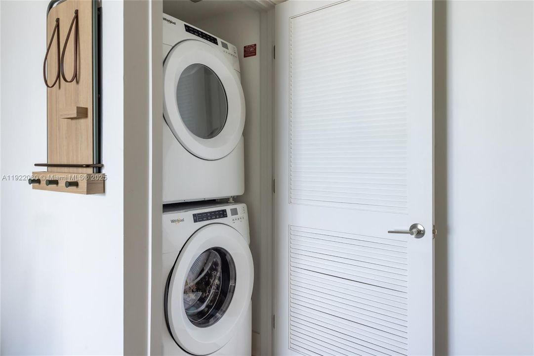 For Sale: $599,000 (1 beds, 1 baths, 588 Square Feet)