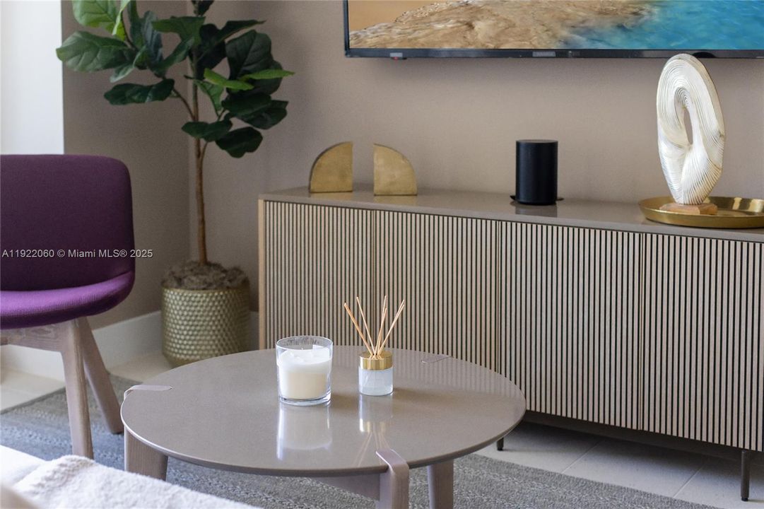 For Sale: $599,000 (1 beds, 1 baths, 588 Square Feet)