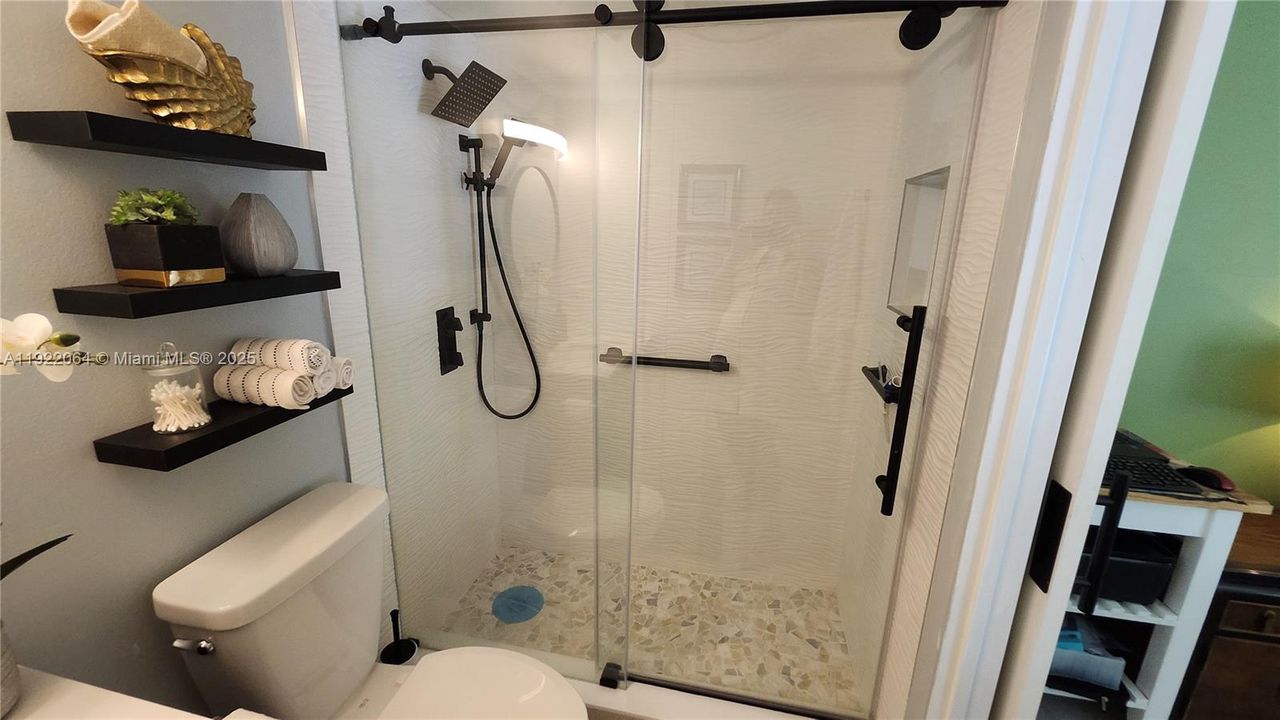 For Sale: $138,500 (1 beds, 1 baths, 700 Square Feet)