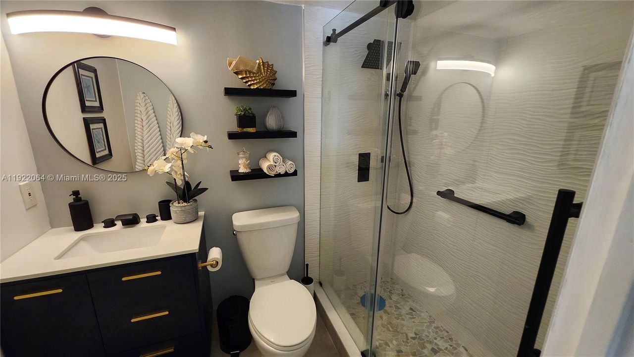 For Sale: $138,500 (1 beds, 1 baths, 700 Square Feet)