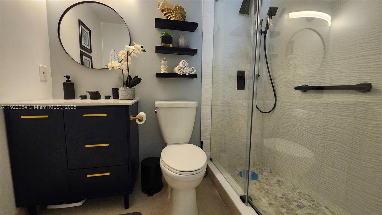 For Sale: $138,500 (1 beds, 1 baths, 700 Square Feet)