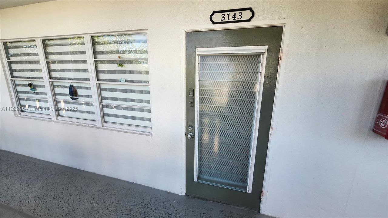 For Sale: $138,500 (1 beds, 1 baths, 700 Square Feet)