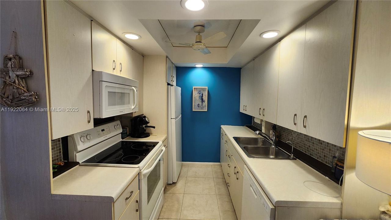 For Sale: $138,500 (1 beds, 1 baths, 700 Square Feet)