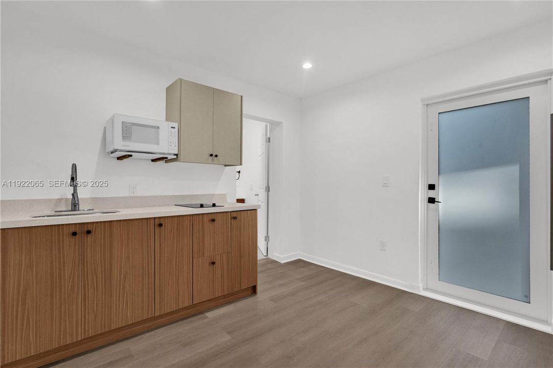 В аренду: $1,700 (1 спален, 1 ванн, 300 Квадратных фут)