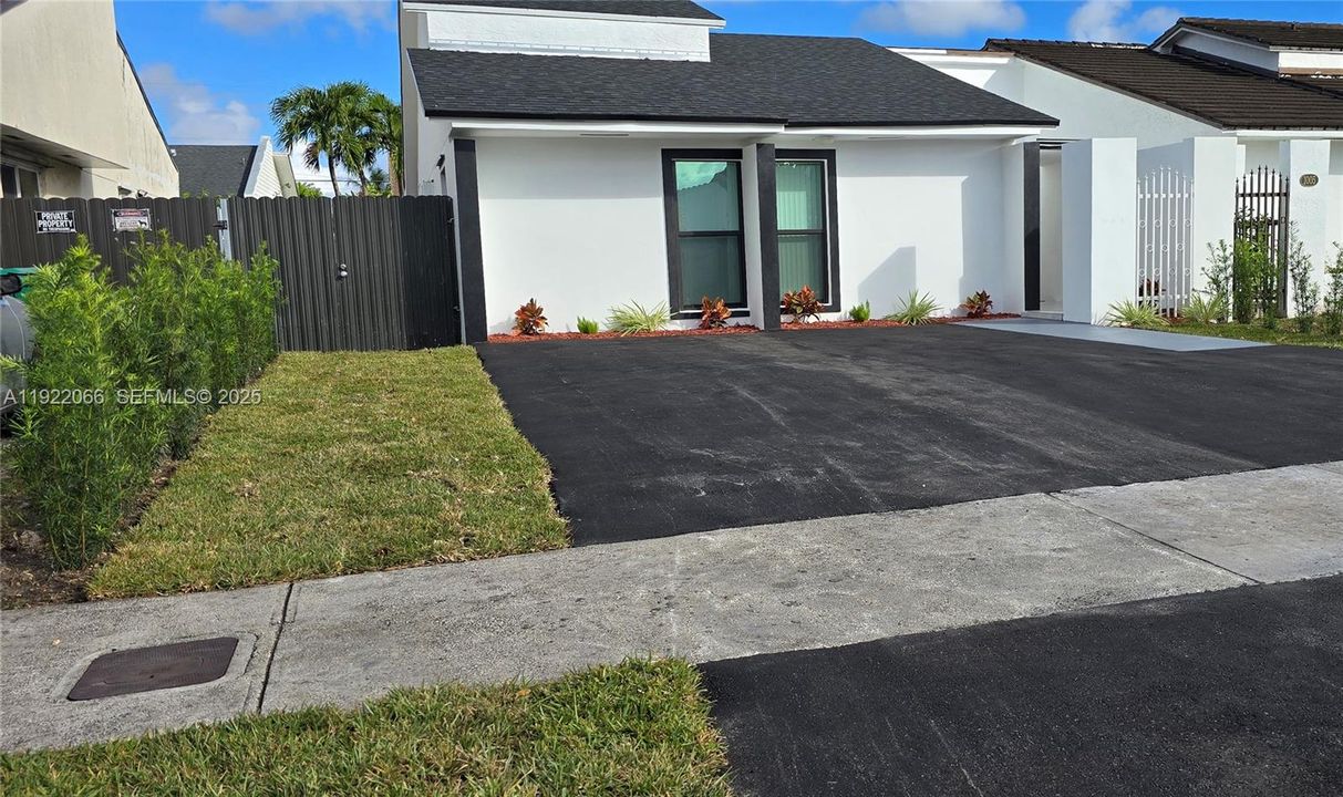 For Sale: $595,000 (3 beds, 2 baths, 1185 Square Feet)