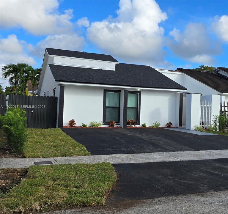 For Sale: $595,000 (3 beds, 2 baths, 1185 Square Feet)