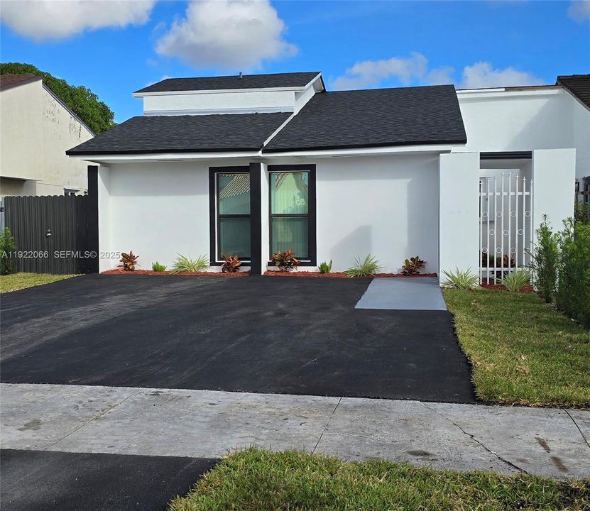 For Sale: $595,000 (3 beds, 2 baths, 1185 Square Feet)