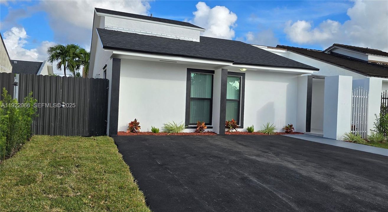 For Sale: $595,000 (3 beds, 2 baths, 1185 Square Feet)