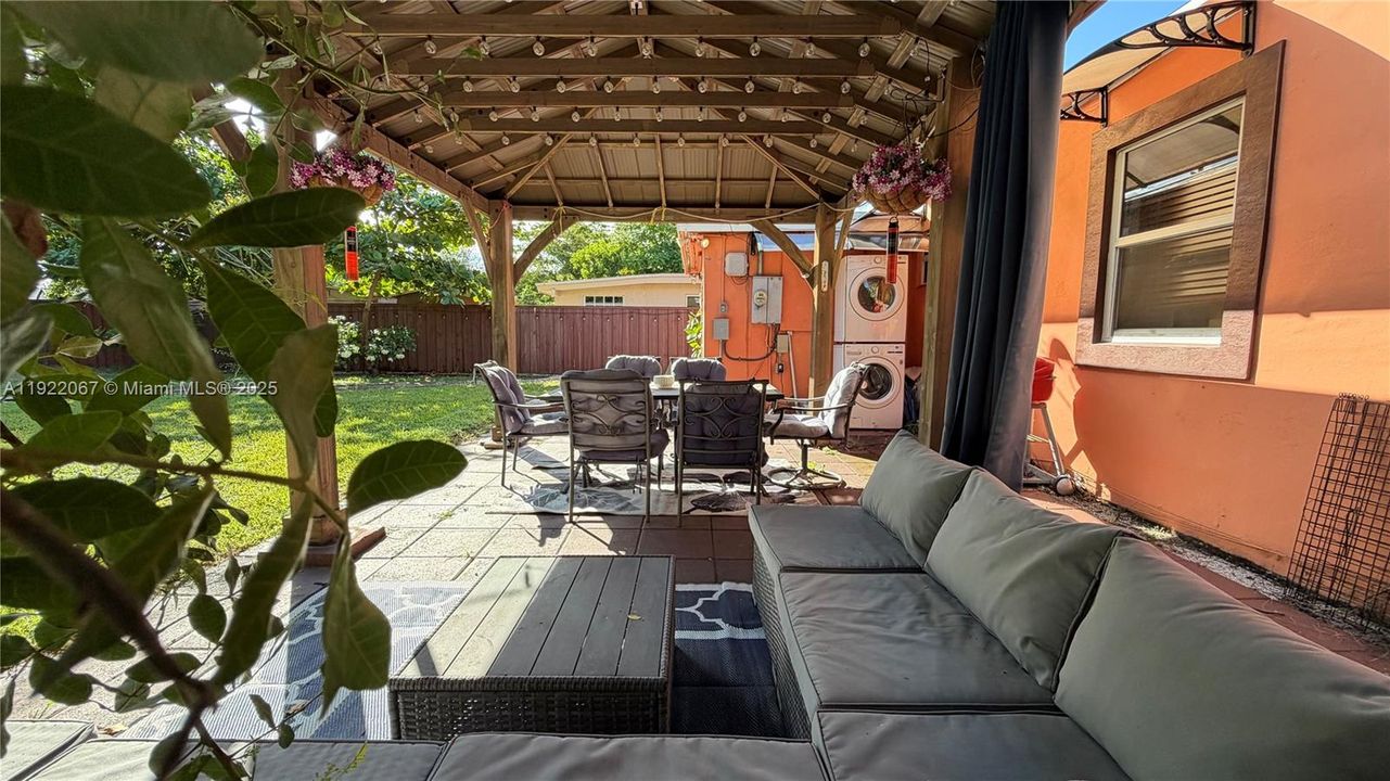 出租: $3,000 (2 贝兹, 1 浴室, 1056 平方英尺)