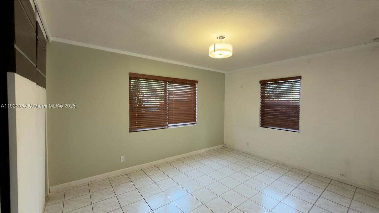 出租: $3,000 (2 贝兹, 1 浴室, 1056 平方英尺)