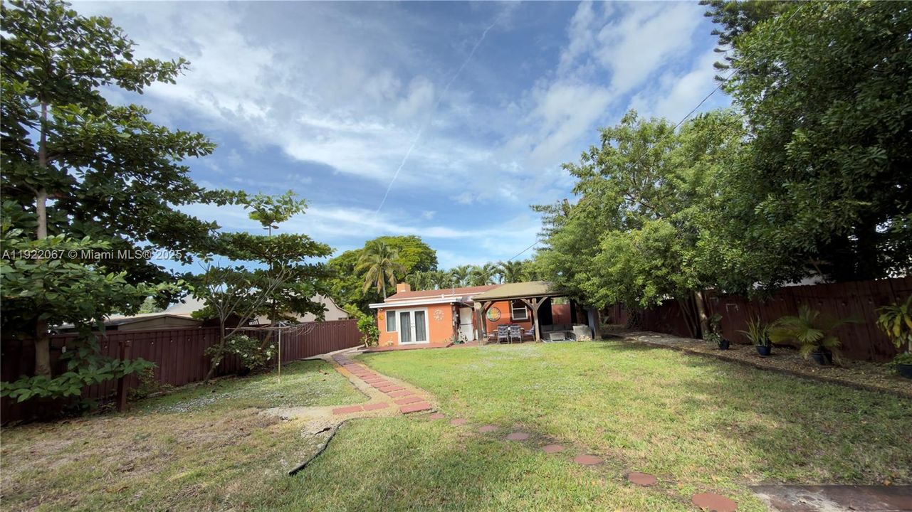 出租: $3,000 (2 贝兹, 1 浴室, 1056 平方英尺)