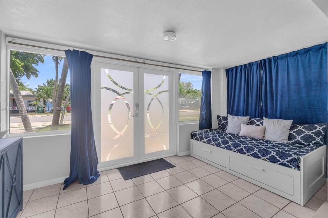 出租: $3,000 (2 贝兹, 1 浴室, 1056 平方英尺)