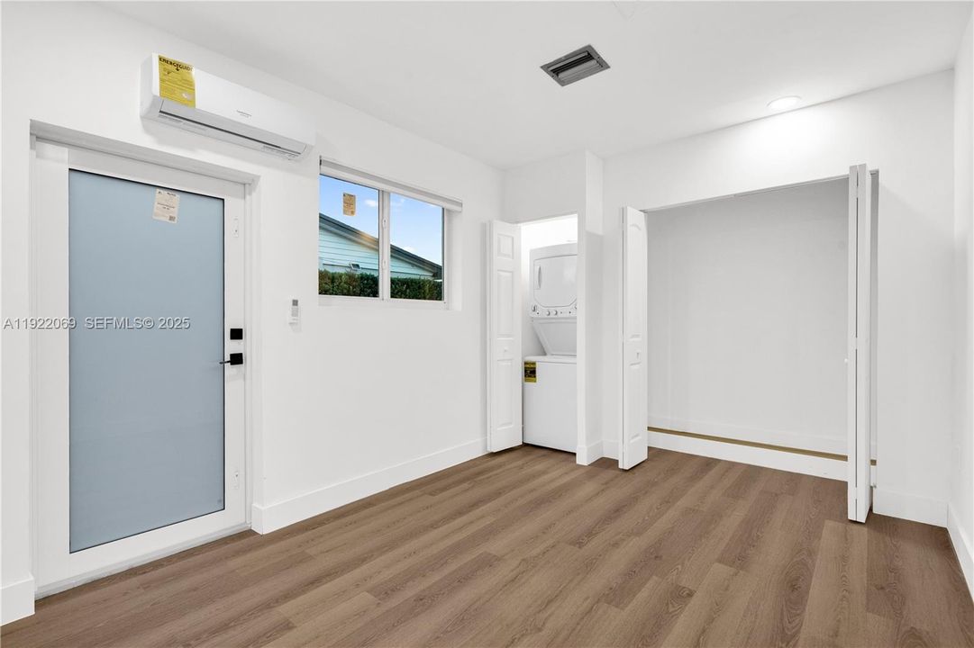 Nice studio with private washer/dryer in unit