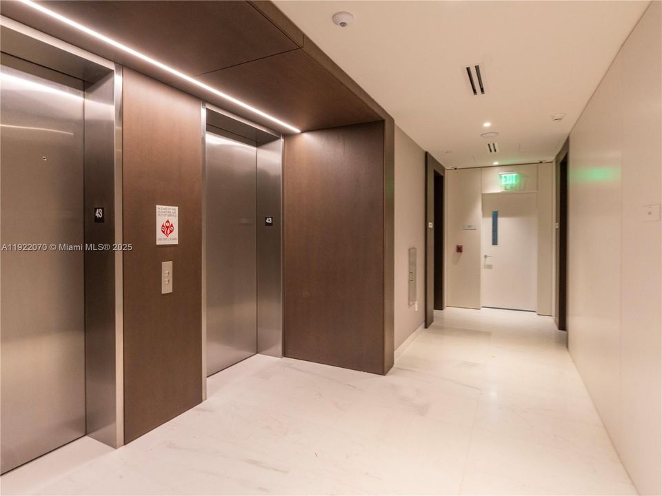 出租: $14,995 (2 贝兹, 3 浴室, 1552 平方英尺)