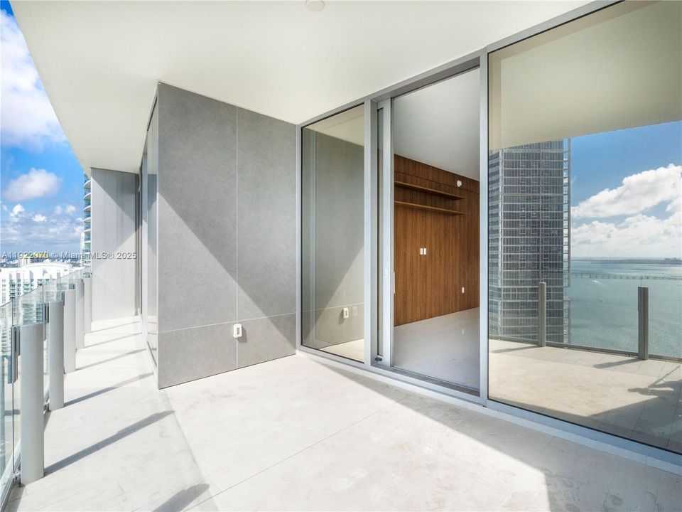 出租: $14,995 (2 贝兹, 3 浴室, 1552 平方英尺)