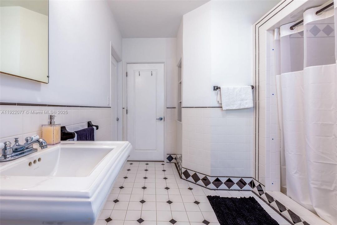 For Rent: $8,750 (4 beds, 2 baths, 3014 Square Feet)