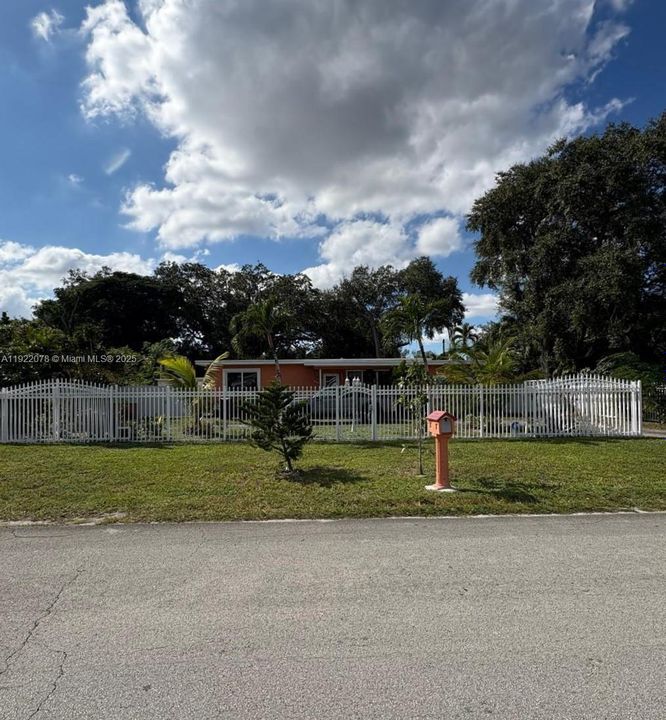 出租: $1,400 (1 贝兹, 1 浴室, 1484 平方英尺)