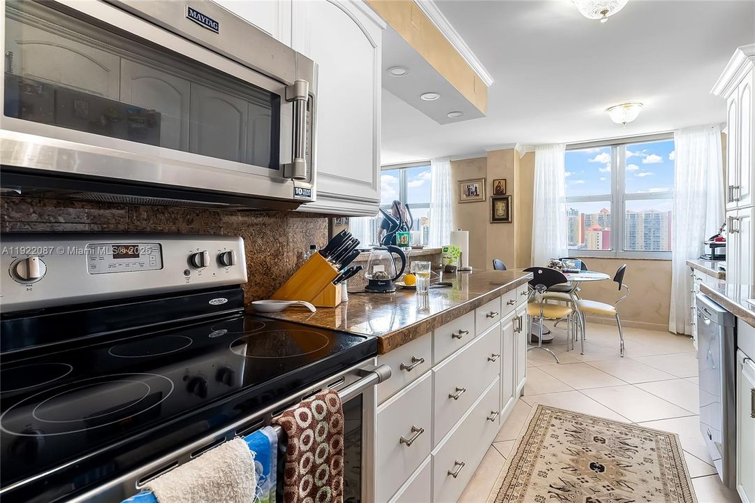 For Sale: $799,000 (3 beds, 3 baths, 1890 Square Feet)