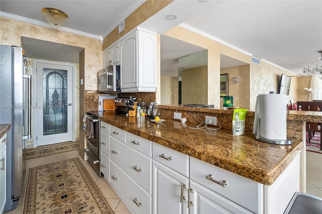 For Sale: $799,000 (3 beds, 3 baths, 1890 Square Feet)