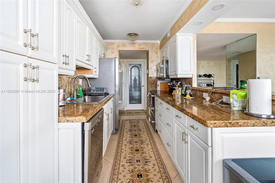 For Sale: $799,000 (3 beds, 3 baths, 1890 Square Feet)