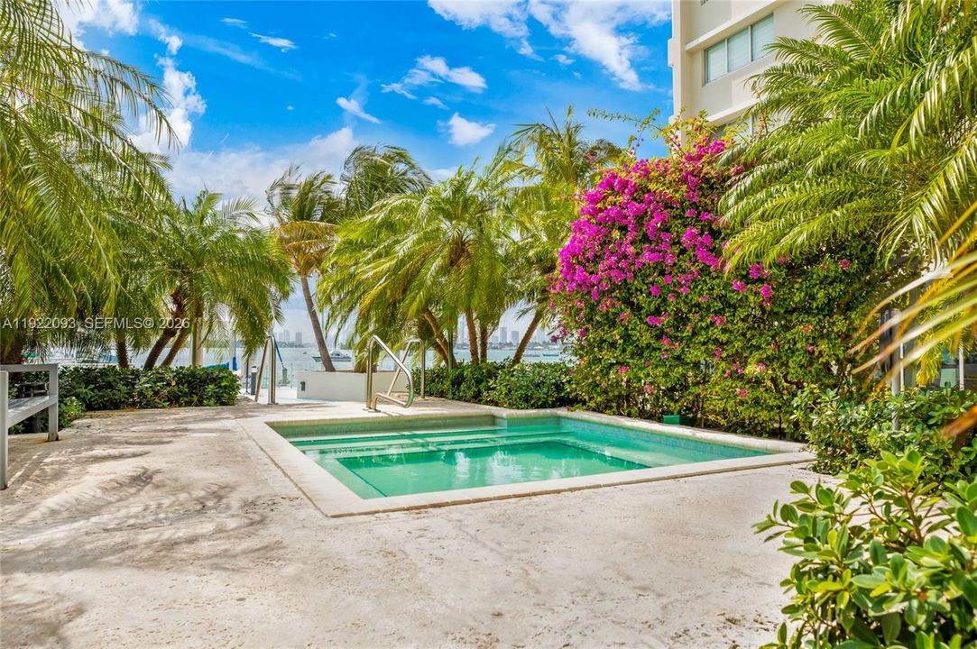 For Sale: $532,000 (1 beds, 1 baths, 990 Square Feet)