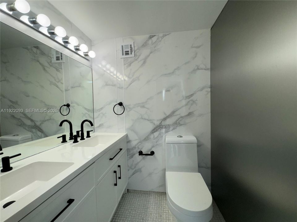 For Sale: $532,000 (1 beds, 1 baths, 990 Square Feet)