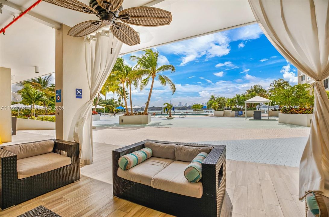 For Sale: $532,000 (1 beds, 1 baths, 990 Square Feet)