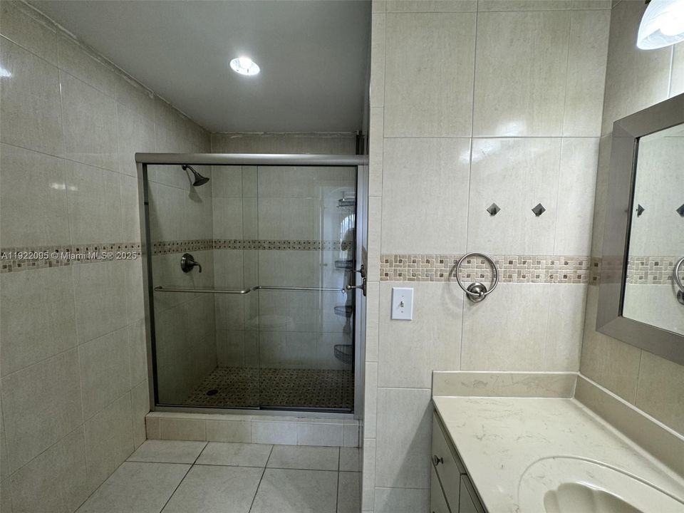 В аренду: $2,450 (2 спален, 2 ванн, 1220 Квадратных фут)