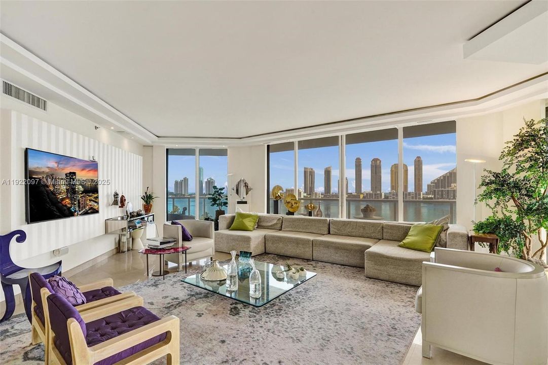 For Sale: $1,000,000 (2 beds, 2 baths, 2120 Square Feet)