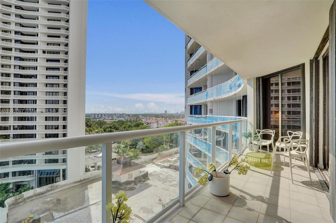 For Sale: $1,000,000 (2 beds, 2 baths, 2120 Square Feet)