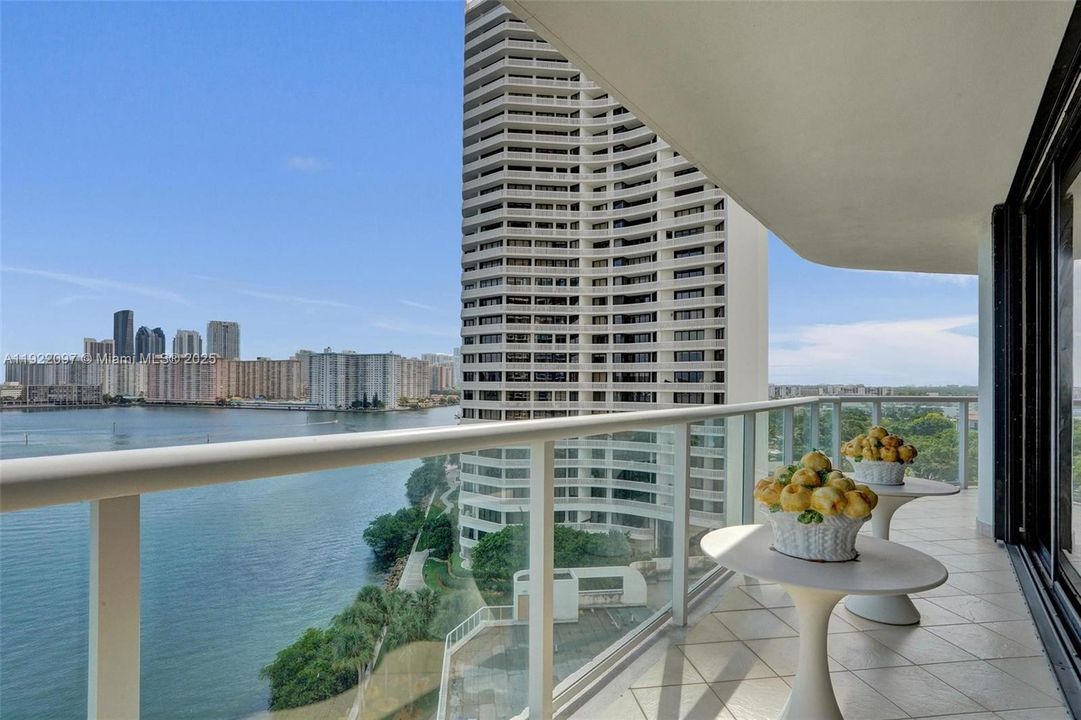 For Sale: $1,000,000 (2 beds, 2 baths, 2120 Square Feet)