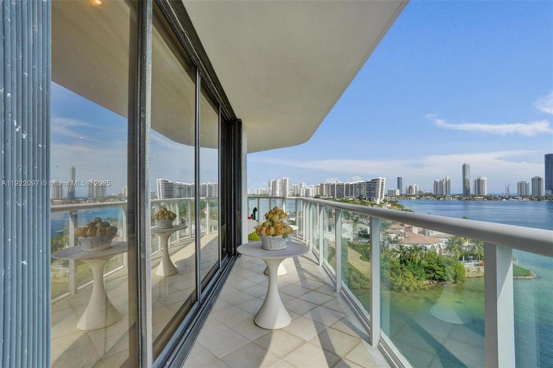 For Sale: $1,000,000 (2 beds, 2 baths, 2120 Square Feet)