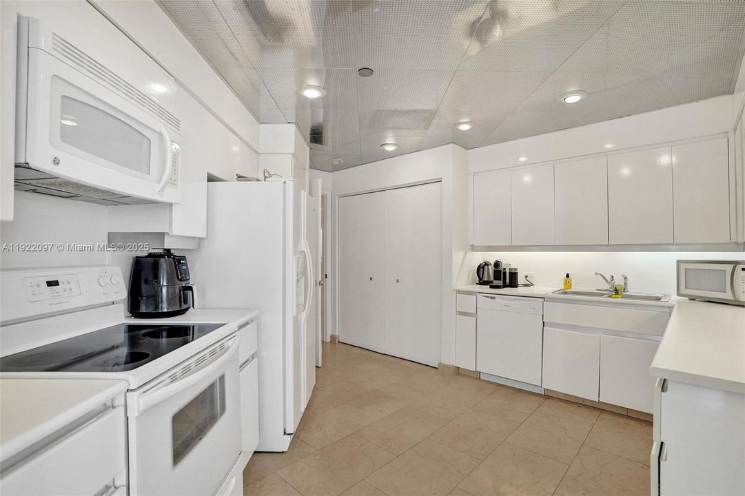 For Sale: $1,000,000 (2 beds, 2 baths, 2120 Square Feet)