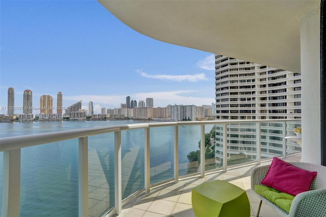 For Sale: $1,000,000 (2 beds, 2 baths, 2120 Square Feet)