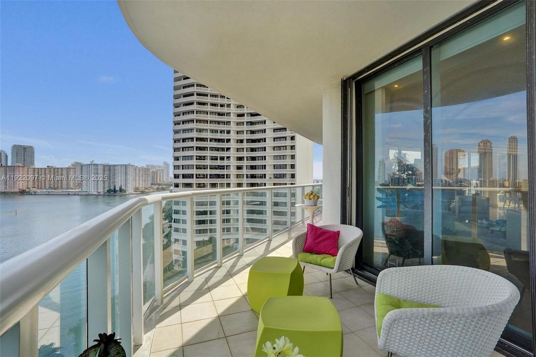 For Sale: $1,000,000 (2 beds, 2 baths, 2120 Square Feet)