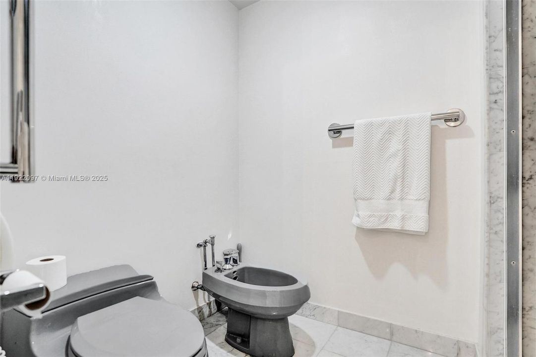 For Sale: $1,000,000 (2 beds, 2 baths, 2120 Square Feet)