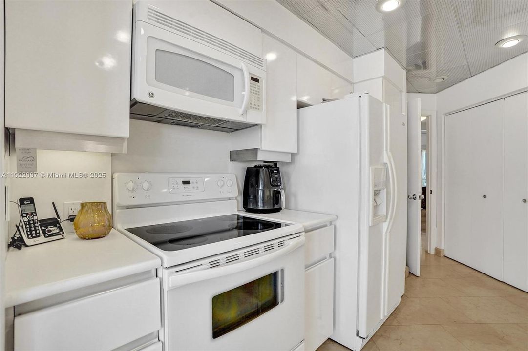 For Sale: $1,000,000 (2 beds, 2 baths, 2120 Square Feet)