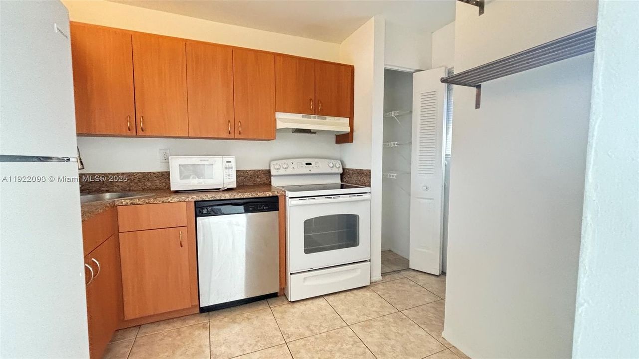 For Rent: $2,150 (2 beds, 2 baths, 970 Square Feet)