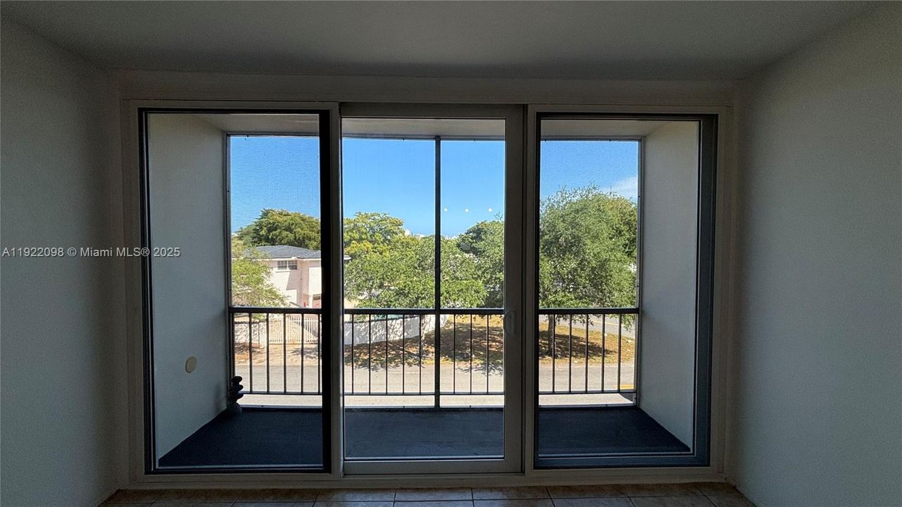 For Rent: $2,150 (2 beds, 2 baths, 970 Square Feet)