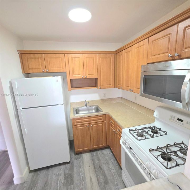 For Rent: $1,690 (1 beds, 1 baths, 575 Square Feet)