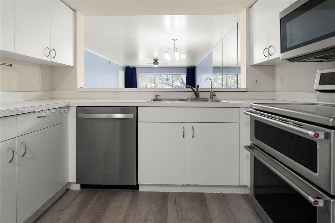 For Sale: $269,999 (2 beds, 2 baths, 1193 Square Feet)