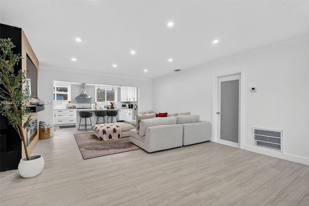 Под контрактом: $3,000 (3 спален, 2 ванн, 1891 Квадратных фут)