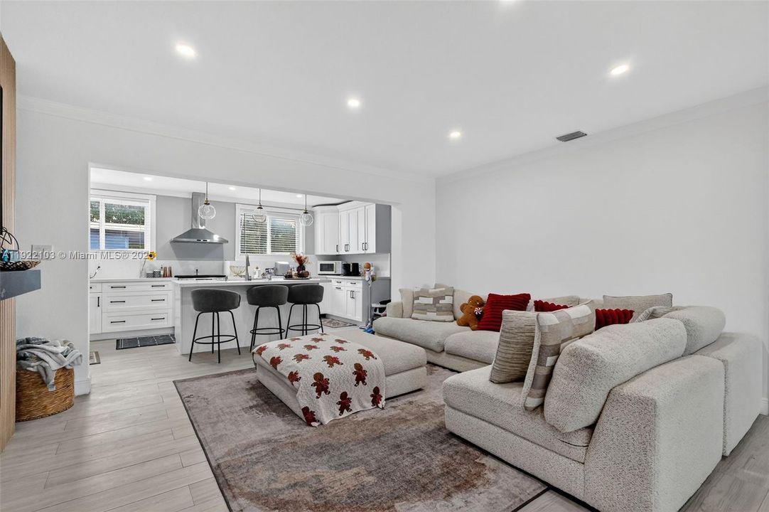 Под контрактом: $3,000 (3 спален, 2 ванн, 1891 Квадратных фут)