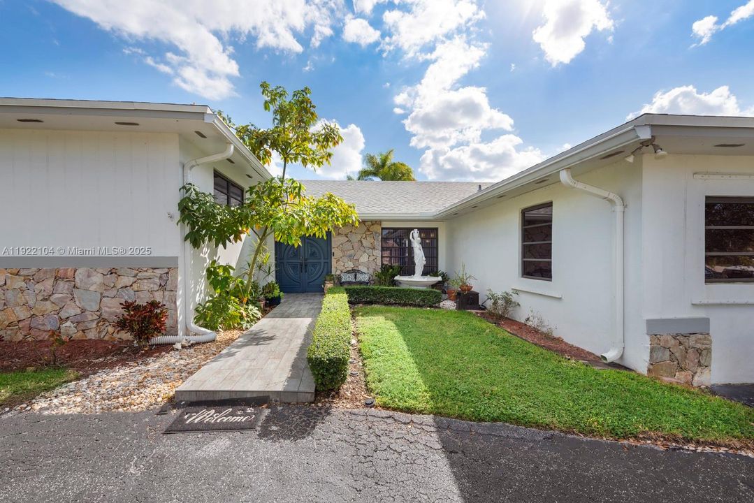 For Sale: $870,000 (4 beds, 3 baths, 2098 Square Feet)