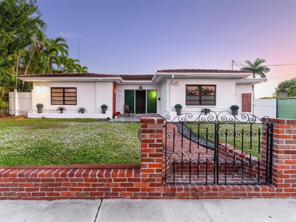 For Sale: $5,995,000 (4 beds, 4 baths, 2821 Square Feet)