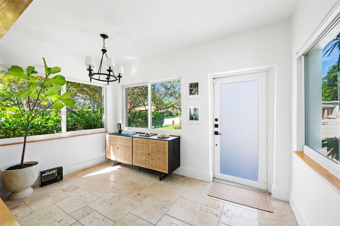 For Sale: $675,000 (2 beds, 1 baths, 1157 Square Feet)