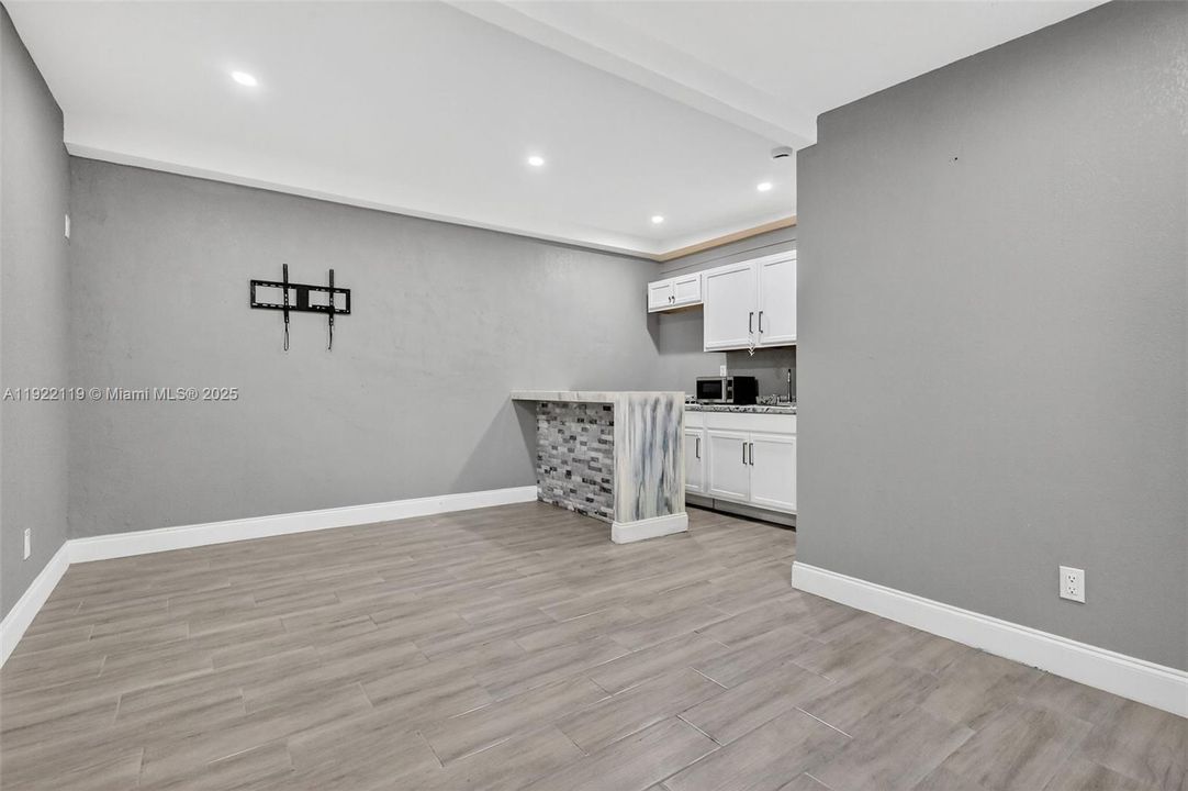 出租: $1,750 (1 贝兹, 1 浴室, 1891 平方英尺)